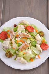 Knackiger Salat mit Tomaten und Hähnchen