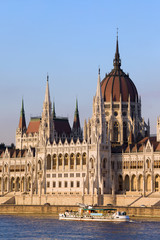 Fototapeta na wymiar Budynek Parlamentu w Budapeszcie