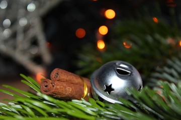 tannenzweig mit glocke und zimtstange