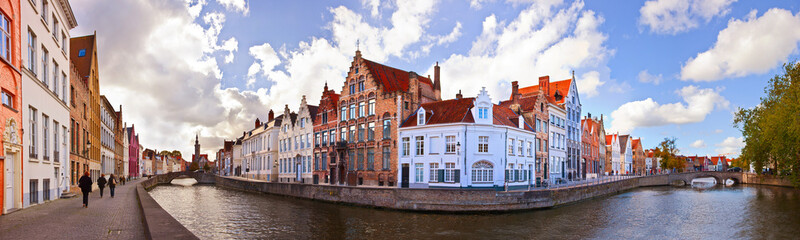 Obraz premium View of canal and houses at Bruges, Belgium