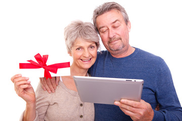 senioren mit tablet und geschenk