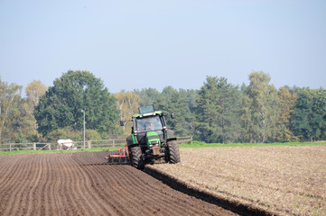 Obraz premium Trecker, Traktor, Feldarbeit, Landwirtschaft, Pflug, Ackerbau
