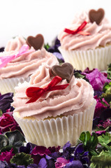 cup cake mit Schokoladenherz und roter Schleife