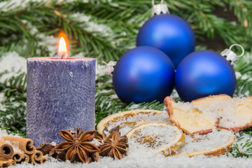 Kerze und Weihnachtsdeko