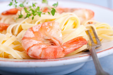 Tagliatelle mit Garnelen und frischen Kräutern