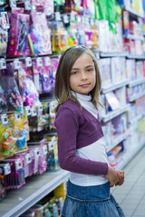 fillette dans le rayon jouets