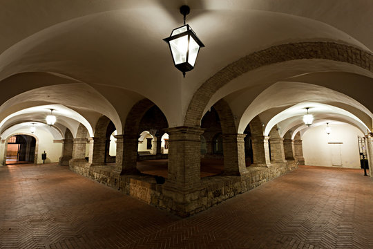 Pioraco, il chiostro del convento di San Francesco di notte
