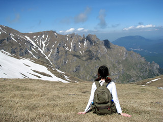 Naklejka premium Girl on the top of a mountain