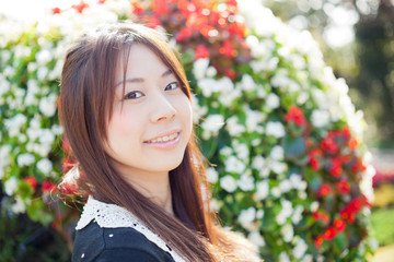 笑顔の若い女性 ポートレート