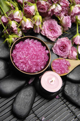 Obraz na płótnie Canvas Spa products with Bouquet rose flowers and candles
