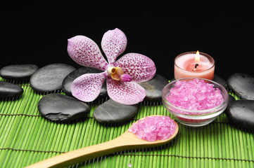 Fototapeta na wymiar Pink orchid i sól w misce i świeca na zielonej maty