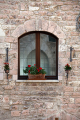 Obraz na płótnie Canvas kwiaty wisi na oknie domu
