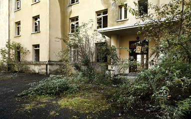 Fototapeta na wymiar stary budynek opuszczony, w plenerze