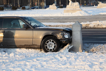 Car crashed into concrete poleon