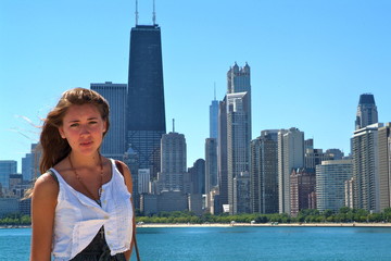 Fototapeta na wymiar jeune fille à Chicago devant la skyline