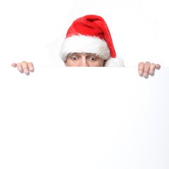 Staunender Mann mit Nikolausmütze und Werbeschild