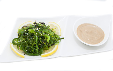 Салат из зеленых водорослей с сырным соусом