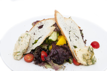 Салат из овощей с тостами из белого хлеба