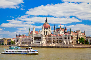 Fototapeta na wymiar Budynek węgierskiego parlamentu