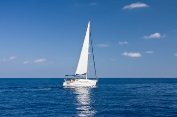 Fototapeta na wymiar Biały jacht w morzu śródziemnym