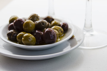 detalla de un plato con aceitunas sobre la mesa de un bar