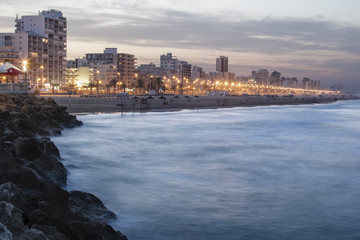 Fototapeta premium playa desierta al anochecer
