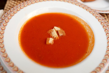 Gazpacho soup with crackers