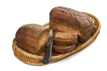 Ржаной хлеб, нарезанный  на куски, и