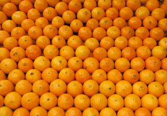 Naranjas colocadas en puesto de mercado