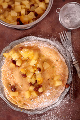 Pfannkuchen mit Apfelkompott in der Draufsicht