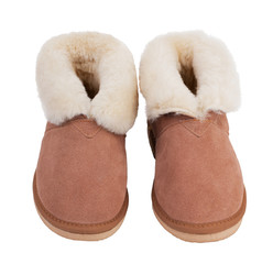 Warm slippers of wool