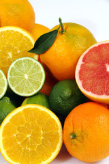 Fototapeta na wymiar Lime, różowy grejpfrut, mandarynka i Arance