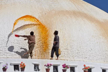Papier Peint photo Népal Coloration du stupa de Bodnath, Népal avec de l& 39 eau safranée