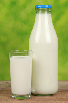 Milch in der Flasche und in einem Glas