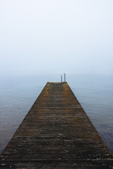 Obraz premium anlegestelle bei nebel.