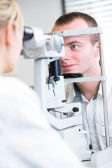 Fototapeta na wymiar Koncepcja optometria - przystojny młody człowiek o oczy zbadane
