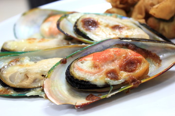 Baked mussels with cheese