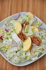 Chinakohlsalat mit Äpfel und Walnüssen