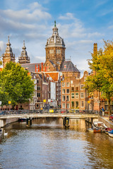 Obraz premium Kanał i kościół św. Mikołaja w Amsterdamie