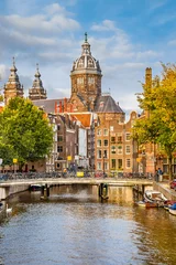 Foto op Plexiglas Gracht en St. Nicolaaskerk in Amsterdam © sborisov