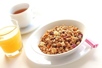Fototapeta na wymiar Suszone owoce, orzechy i nasiona muesli na zdrowe śniadanie
