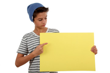 Junge zeigt auf Plakat