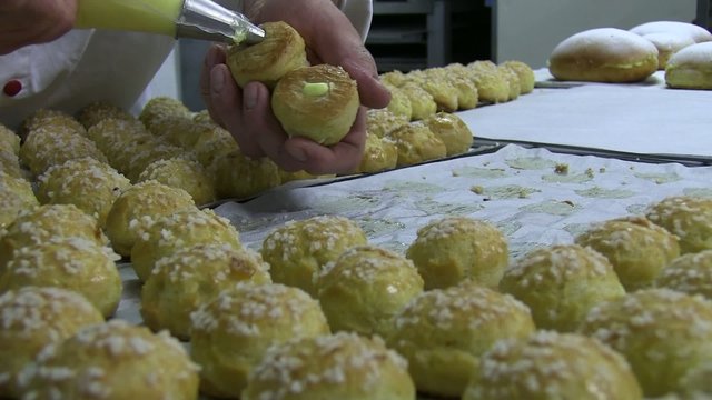 mettre la cr&ecirc;me dans les choux