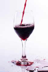 bicchiere di vino rosso su fondo bianco