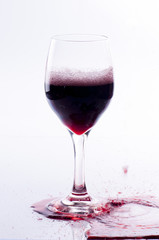 bicchiere di vino rosso su fondo bianco