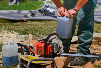 tron&ccedil;onneuse,&eacute;lagage,ouvrier au travail