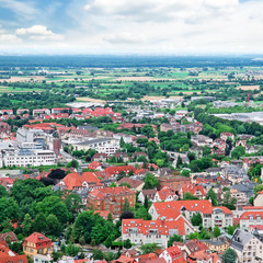 Fototapeta na wymiar panorama miasta, a otaczająca przyroda