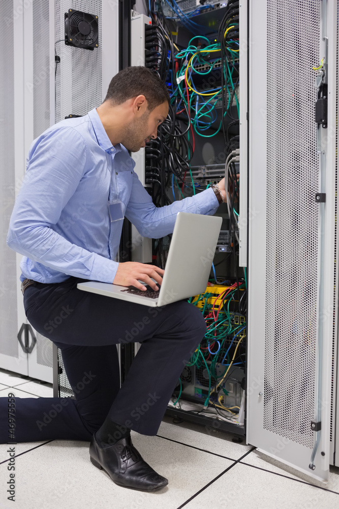 Aufkleber man fixing wires while doing maintenance in data center