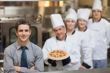Obraz na płótnie Canvas Kelner stojący przed Szef kuchni