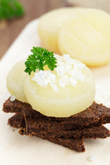 Harzer Käse auf Schwarzbrot